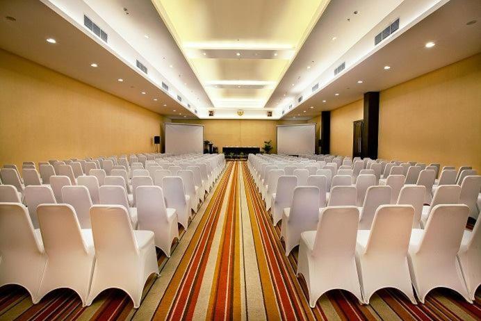 Yasmin Hotel Karawaci Тангеранг Экстерьер фото