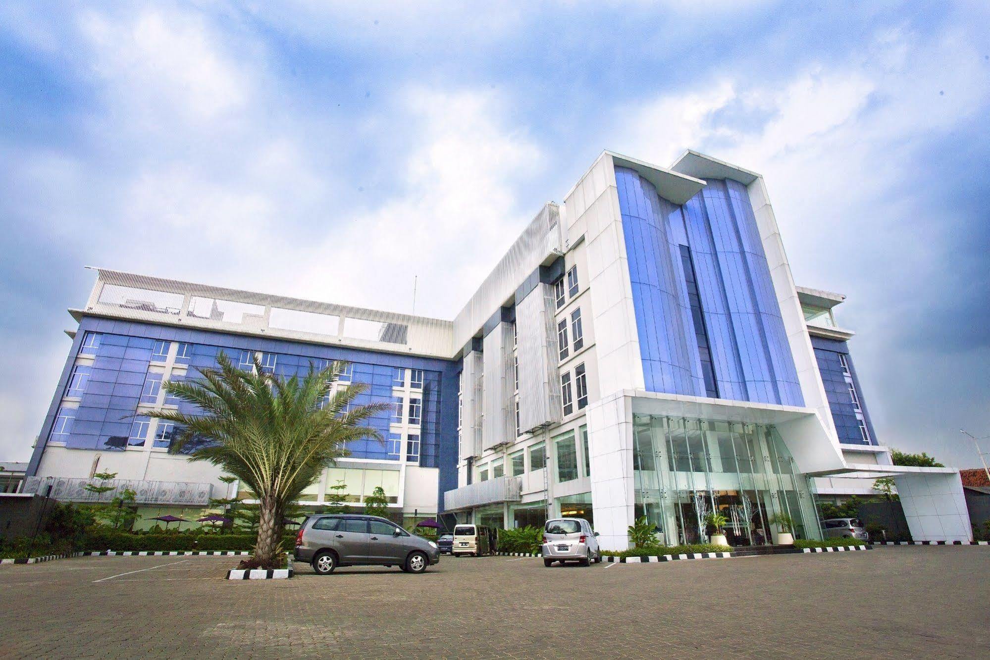 Yasmin Hotel Karawaci Тангеранг Экстерьер фото